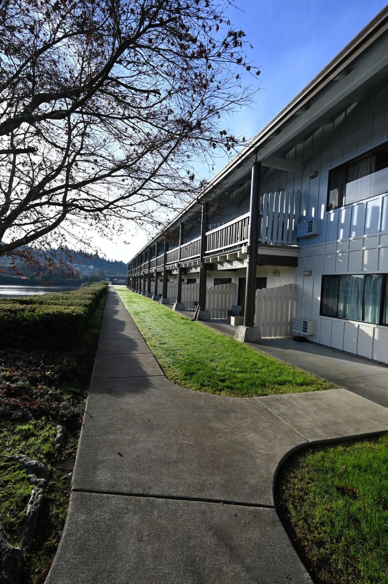 Edgewater Inn And Suites, Ascend Hotel Collection Coos Bay Exterior photo
