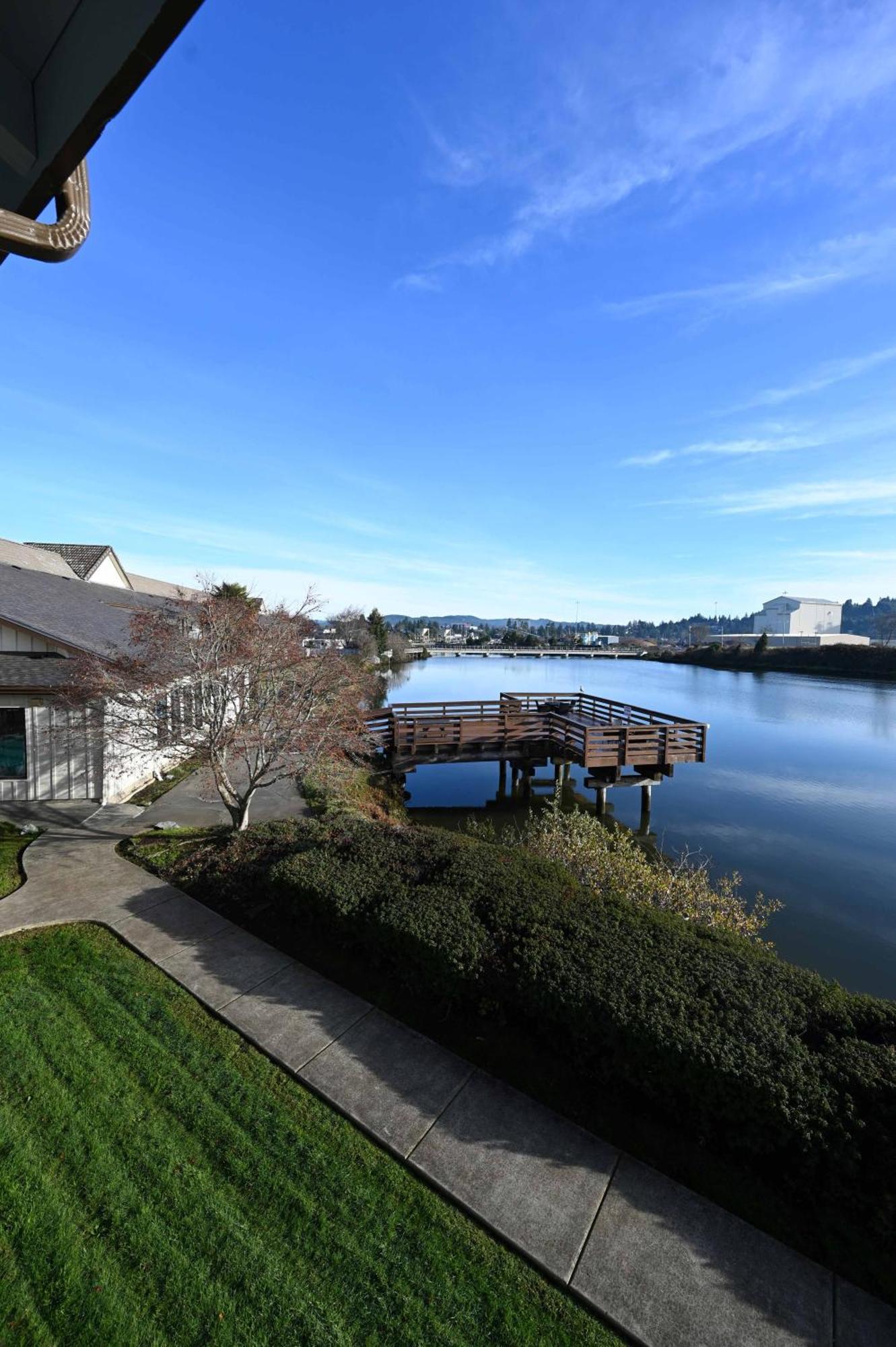 Edgewater Inn And Suites, Ascend Hotel Collection Coos Bay Exterior photo