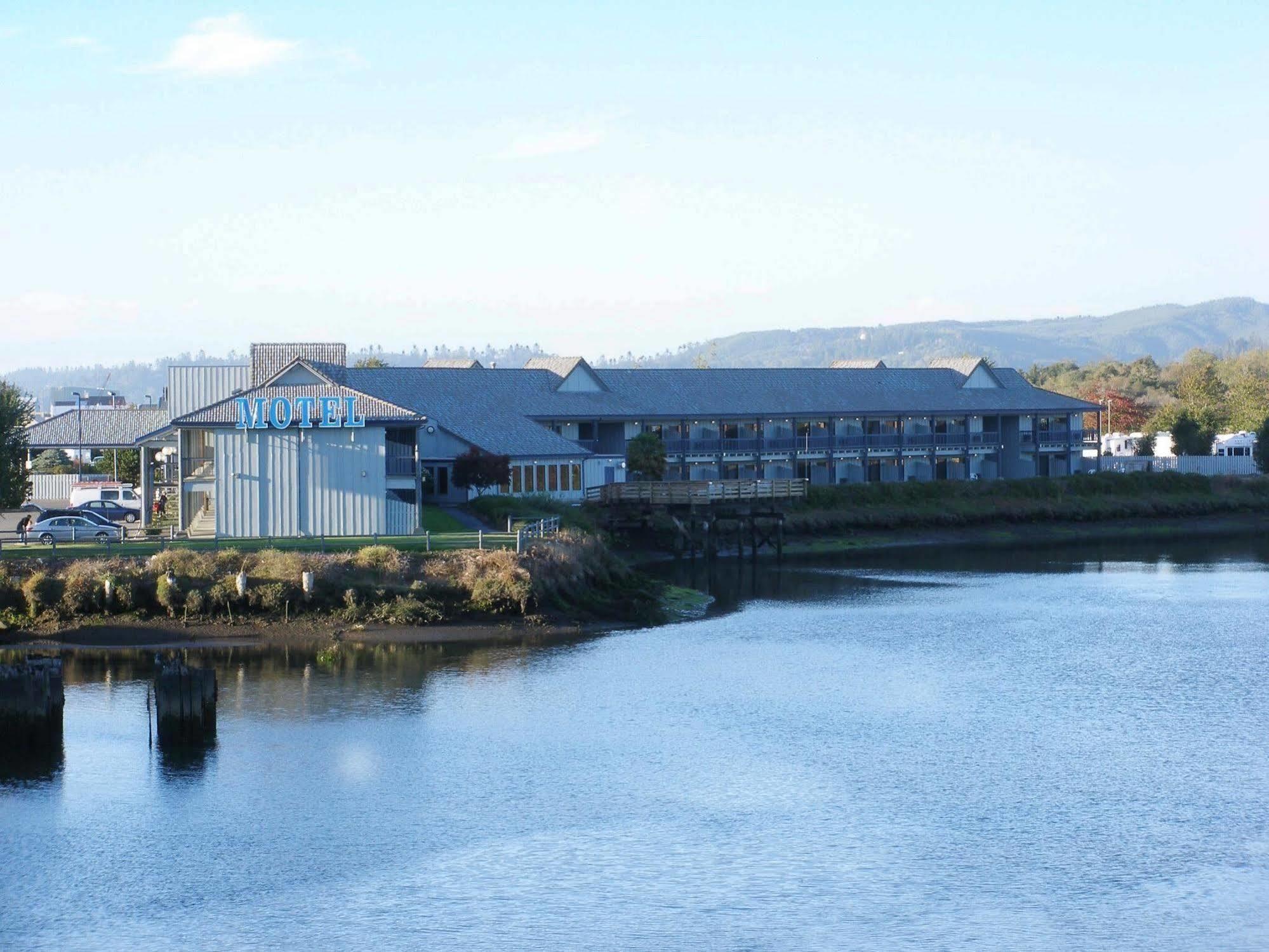 Edgewater Inn And Suites, Ascend Hotel Collection Coos Bay Exterior photo